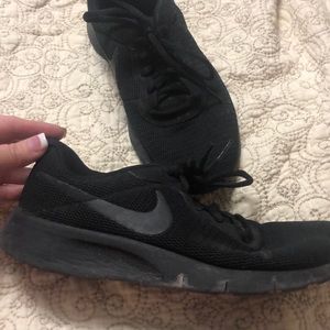 Nike black boys shoes